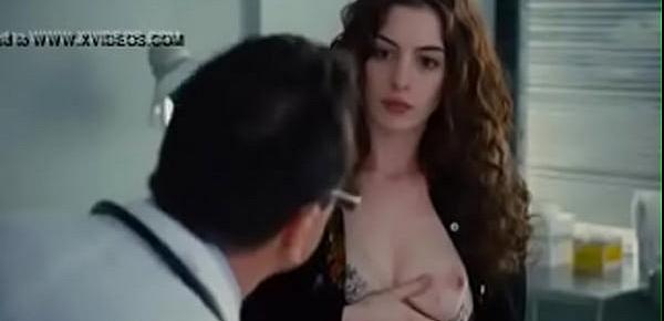  anne Hathaway show breast